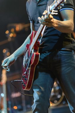 bir konser sırasında oynamaya gitarist 
