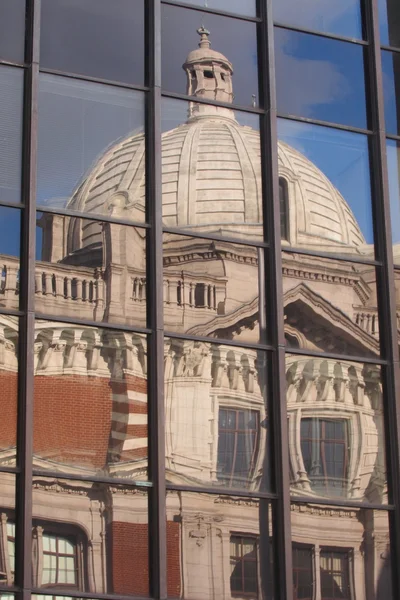 维多利亚和阿尔伯特博物馆反映在玻璃 — 图库照片