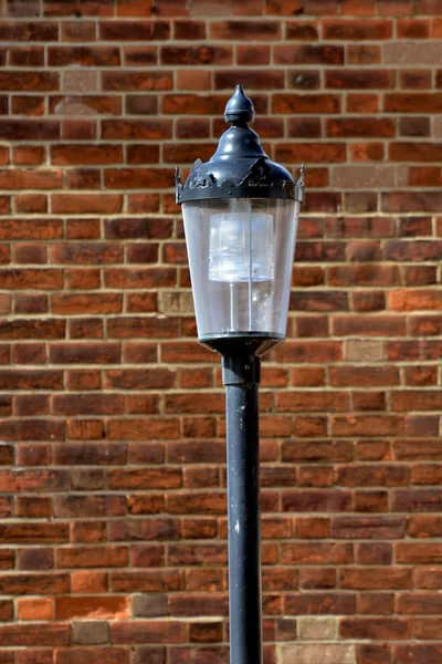 Lámpara negra contra fondo de ladrillo — Foto de Stock