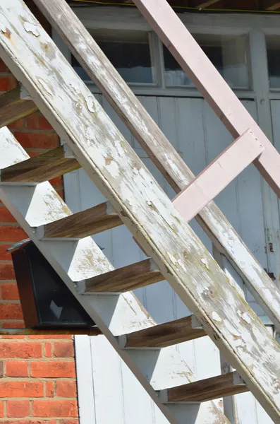 Viejas escaleras de madera —  Fotos de Stock