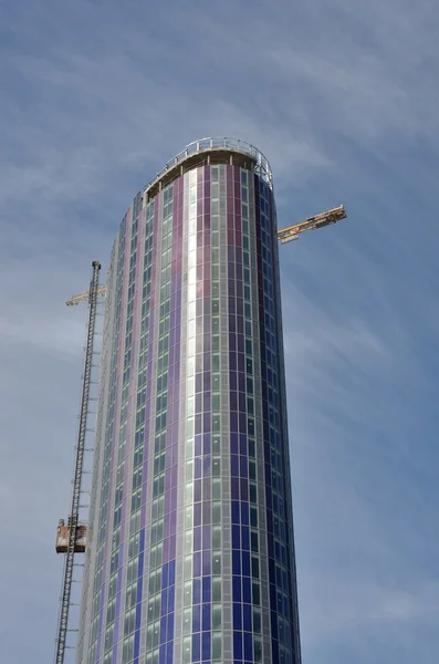 Uzun boylu modern Binası — Stok fotoğraf