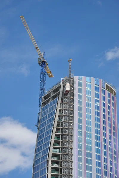 Moderne hoog stijgingsgebouw met kraan — Stockfoto