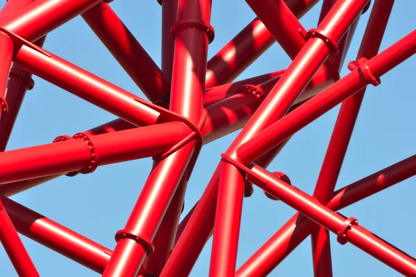 Rote Rohre gegen blauen Himmel — Stockfoto