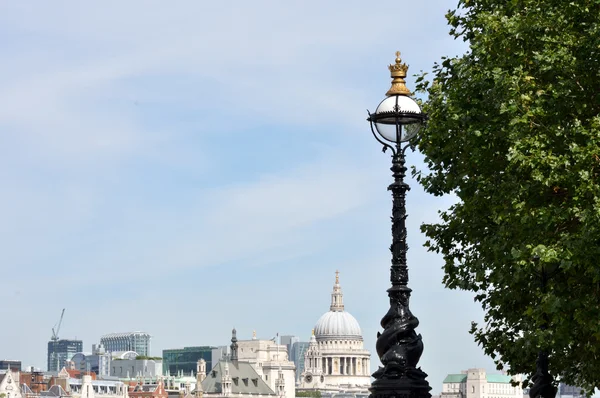 Street lamp with london in background — Stock Photo, Image