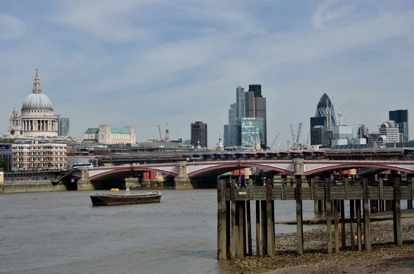 Thames apály város felé néz — Stock Fotó