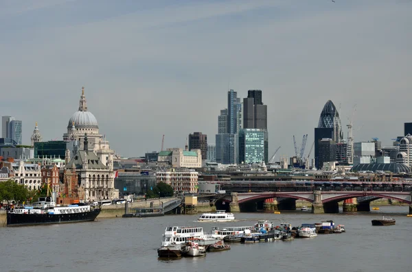 Thames Nehri ve Londra görünümü — Stok fotoğraf