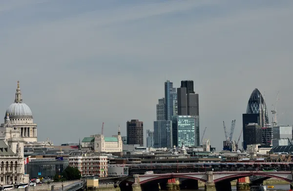 Weergave van city of london vanaf waterloo bridge — Stockfoto