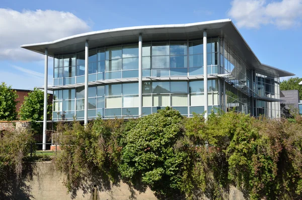 Moderne Bürogebäude mit Glasfront — Stockfoto