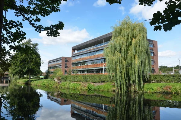 Modernes Bürogebäude am Fluss — Stockfoto