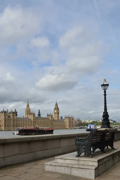 Londoner Damm mit Parlament — Stockfoto