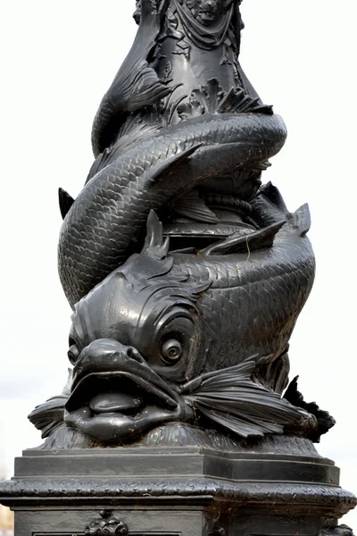 Деталь рыбы на фонарном столбе — стоковое фото