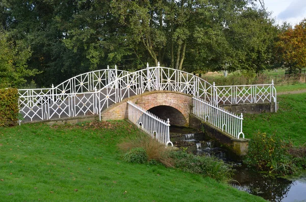 Puente de hierro adornado sobre un pequeño arroyo —  Fotos de Stock