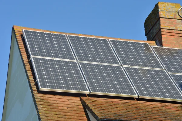 Zonnepanelen van dak — Stockfoto