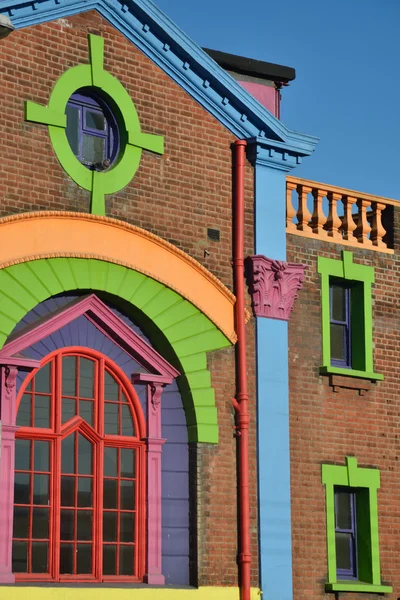 Heldere bakstenen gebouw — Stockfoto