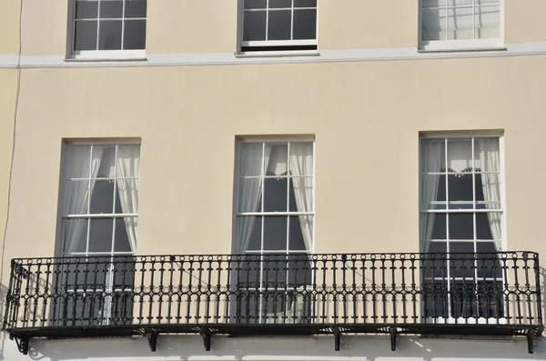 Nahaufnahme eines englischen Stadthauses mit eisernem Balkon — Stockfoto