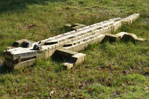 Krokodil aus Holz im Park — Stockfoto