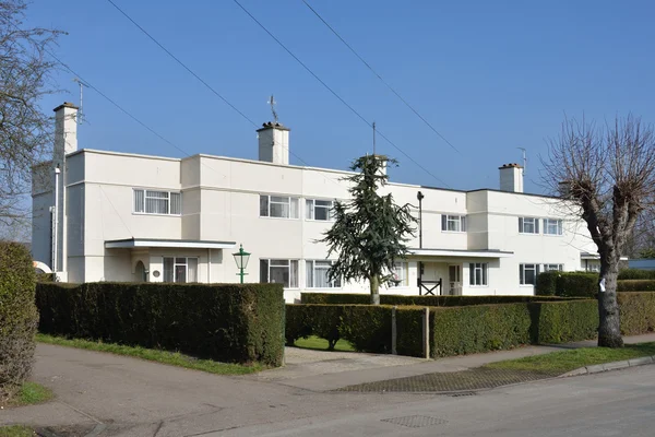 Fila de apartamentos brancos de dois andares — Fotografia de Stock