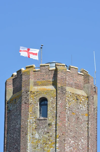 Spitze des Burgturms mit Georgekreuz-Fahne — Stockfoto