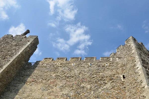 Взгляд на стены замка — стоковое фото