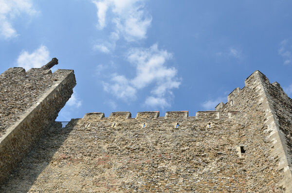 Взгляд на стены замка

