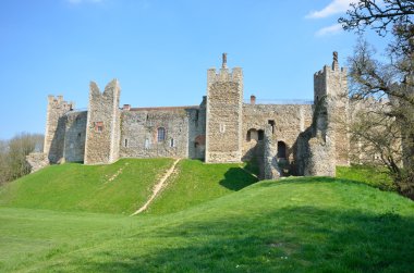 Framlingham kale çim ile