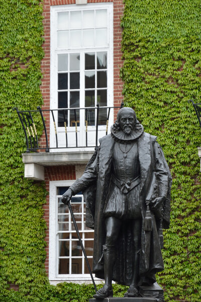 Statue of Francis Bacon in London