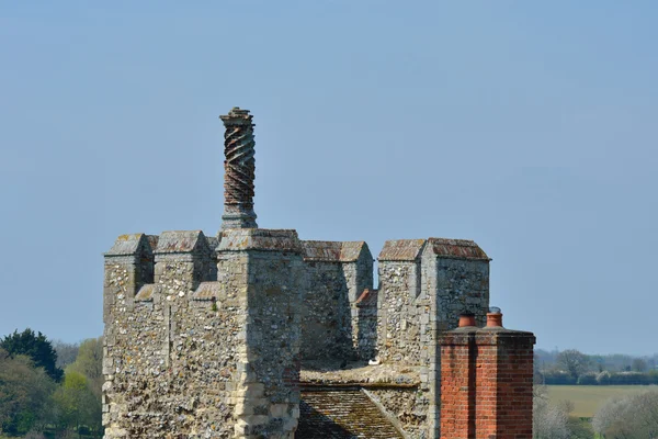 Skorstenen på slottet vägg — Stockfoto