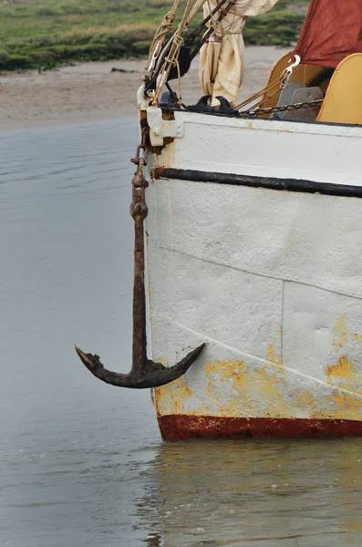 Anker op de voorzijde van de boot in portret — Stockfoto