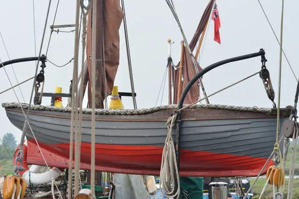Reddingsboot aan boord van zeilen barge — Stockfoto