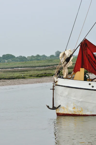 Лук лодки с якорем — стоковое фото