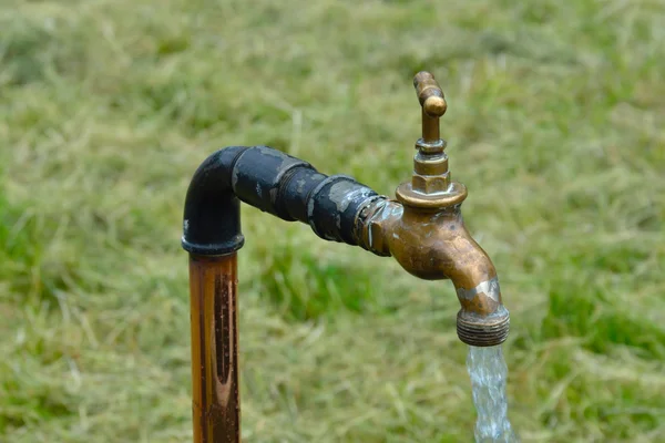 Rubinetto dell'acqua in ottone antico — Foto Stock