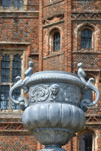 Garden Pot with Building in background — Stock Photo, Image