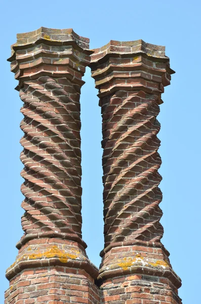 Zwei elizabetische Schornsteine — Stockfoto