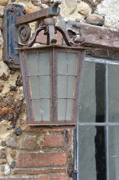 Ржавая старая лампа на стене — стоковое фото