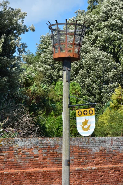 Предупреждающий маяк со щитом — стоковое фото