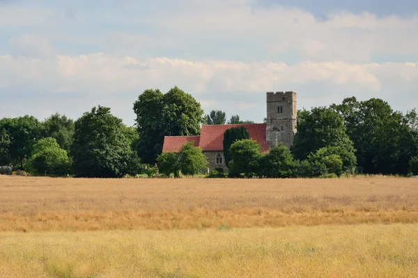Kyrkan med skörd fältet i förgrunden — Stockfoto