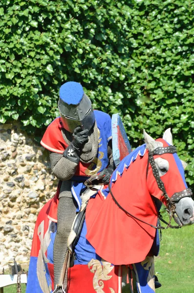 Cavaliere a Cavallo appoggiato in avanti — Foto Stock