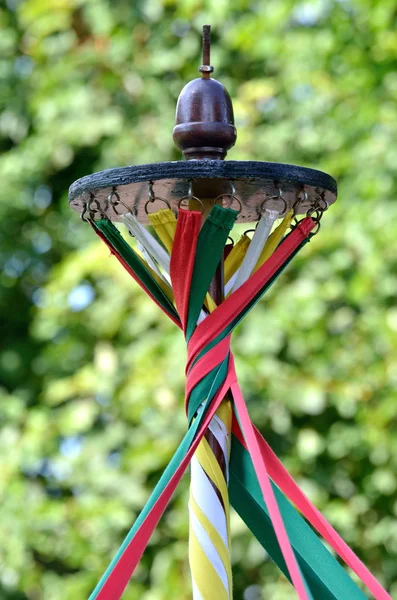 Maibaum mit gedrehten Bändern — Stockfoto