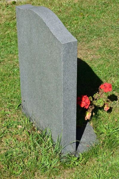 Gravestone com flores — Fotografia de Stock