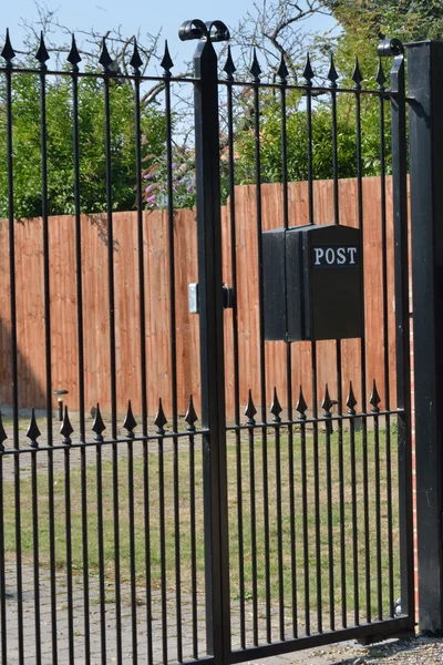 Postbox på staket — Stockfoto