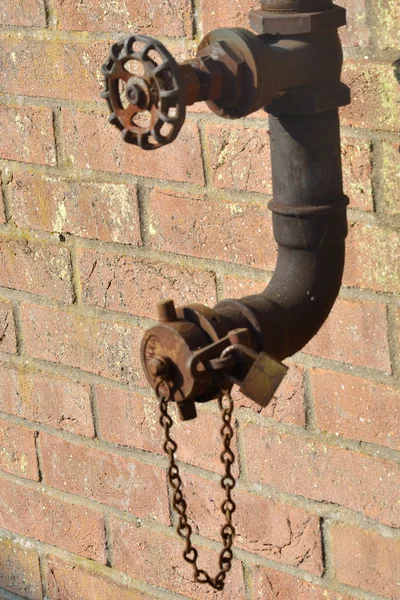 Oude metalen leidingen met klep — Stockfoto