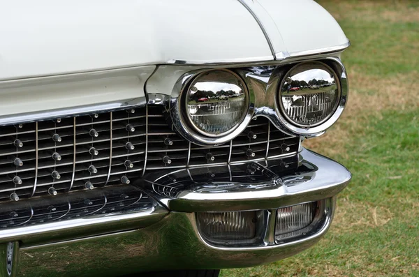 Koplamp en radiator grill op klassieke auto — Stockfoto