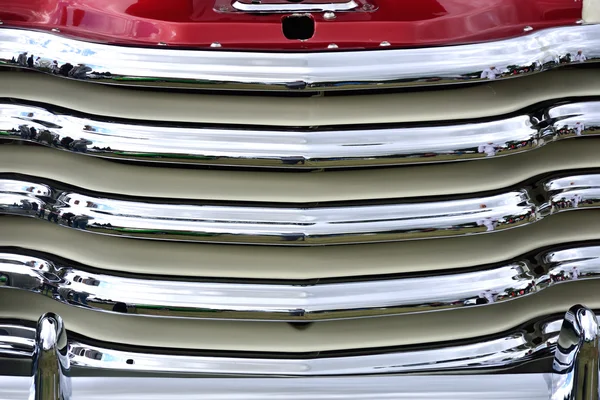 Detail vozu maska chladiče s červenou — Stock fotografie