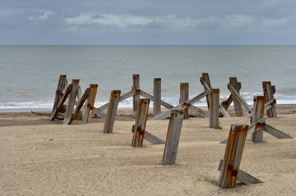 Poteaux en bois sur la plage — Photo