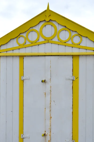 Żółty i biały plaży chaty — Zdjęcie stockowe