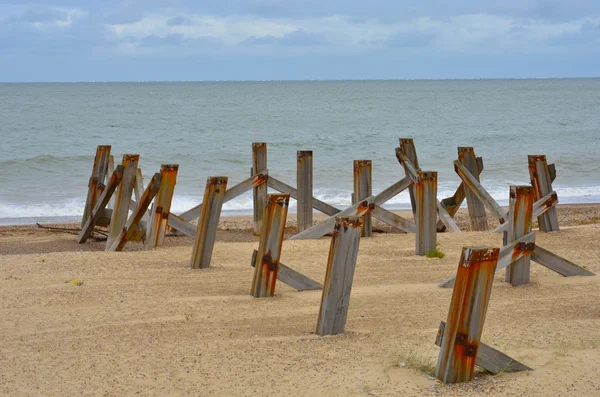 Vieux postes sortant à la mer — Photo