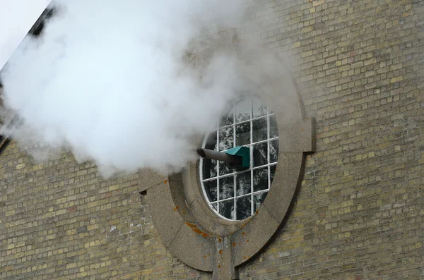 Steam being expelled from brick building — Stock Photo, Image