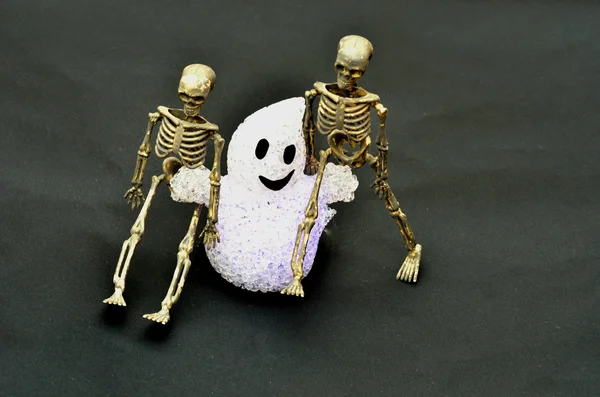 Skeletten dansen met ghost — Stockfoto