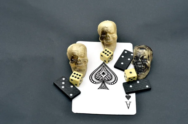 Kości czaszki i Domino na asa — Zdjęcie stockowe