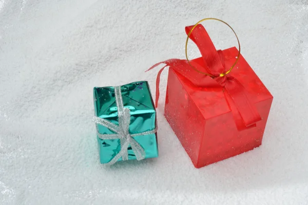 Caixas de presente de Natal vermelho e azul com fitas — Fotografia de Stock